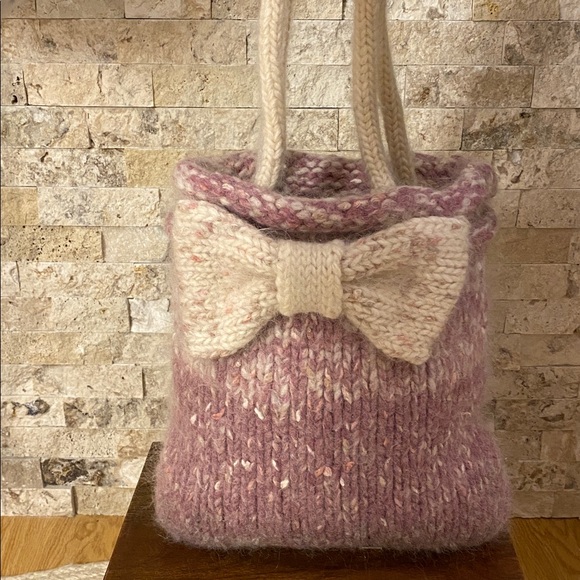 Hand-knit fuzzy tote bag - Picture 7 of 9